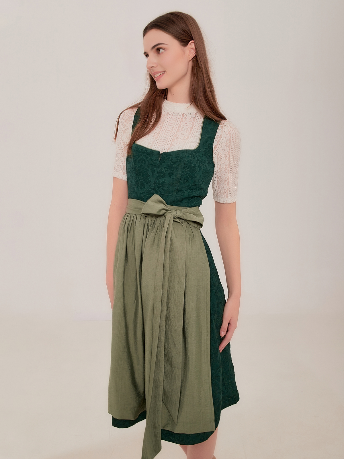 Dirndlbluse mit V-Ausschnitt in Grün