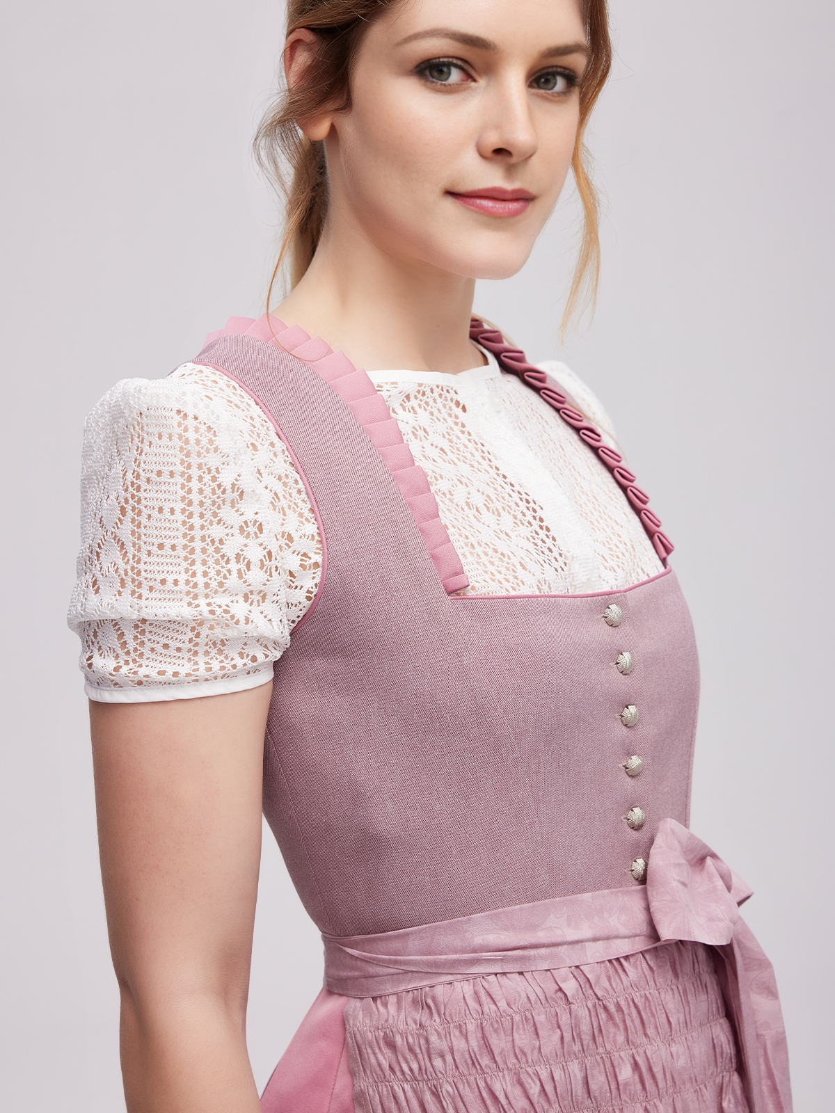 Dunkelblaues Dirndl mit floralen Details