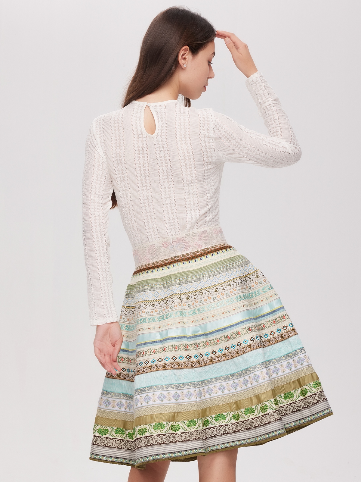 Ein dunkelblaues Samt Dirndl mit floralen Akzenten