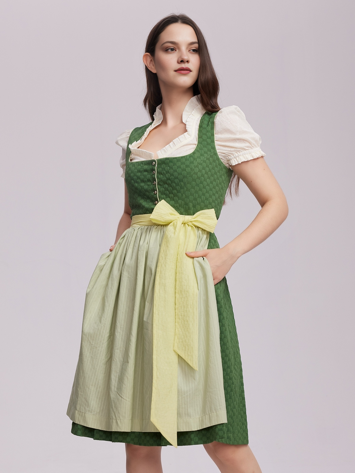 Traditionelles Dirndl mit weißer Bluse