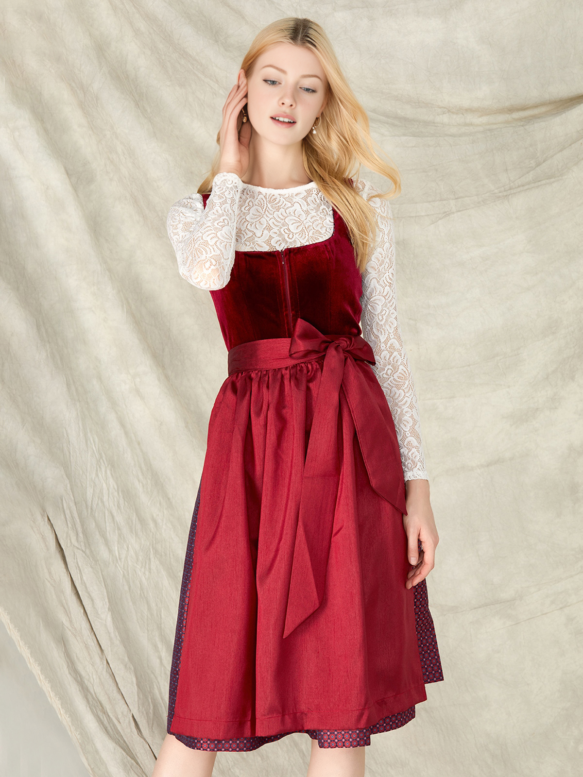 Traditionelles Dirndl in Rot