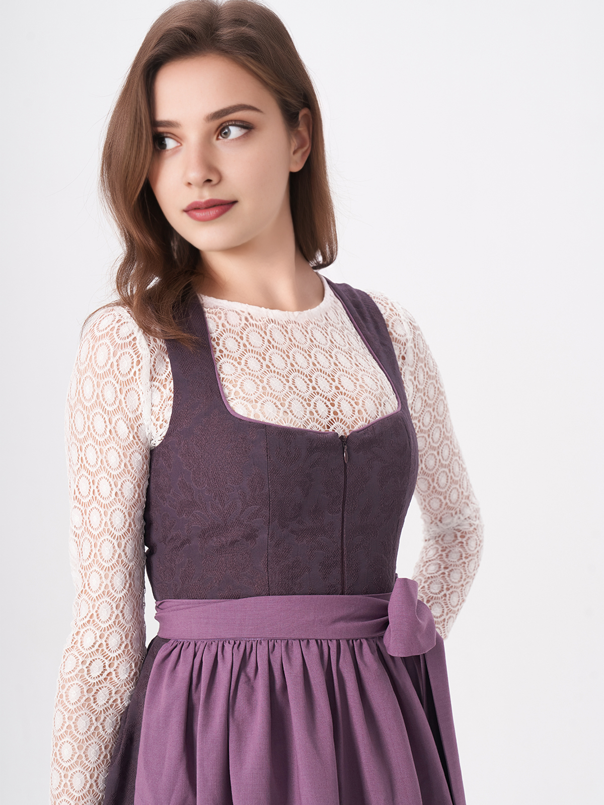 Modernes Dirndl in Lila – eleganter Schnitt für den urbanen Look