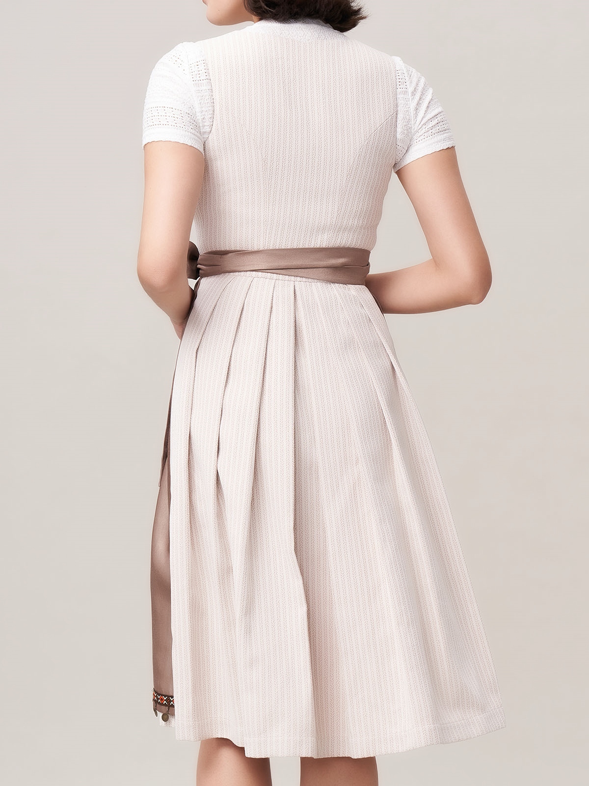 Dirndl in Beige mit traditioneller Stickerei