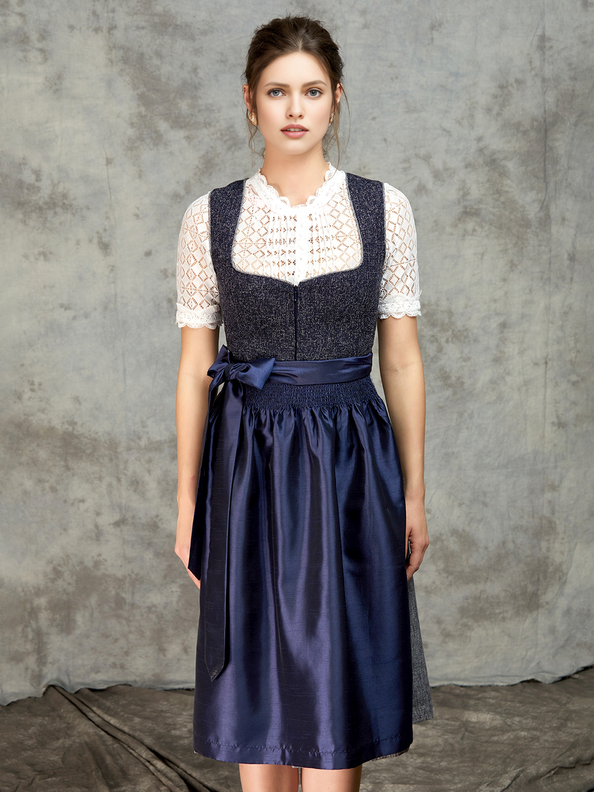 Dirndl mit langem blauen Rock