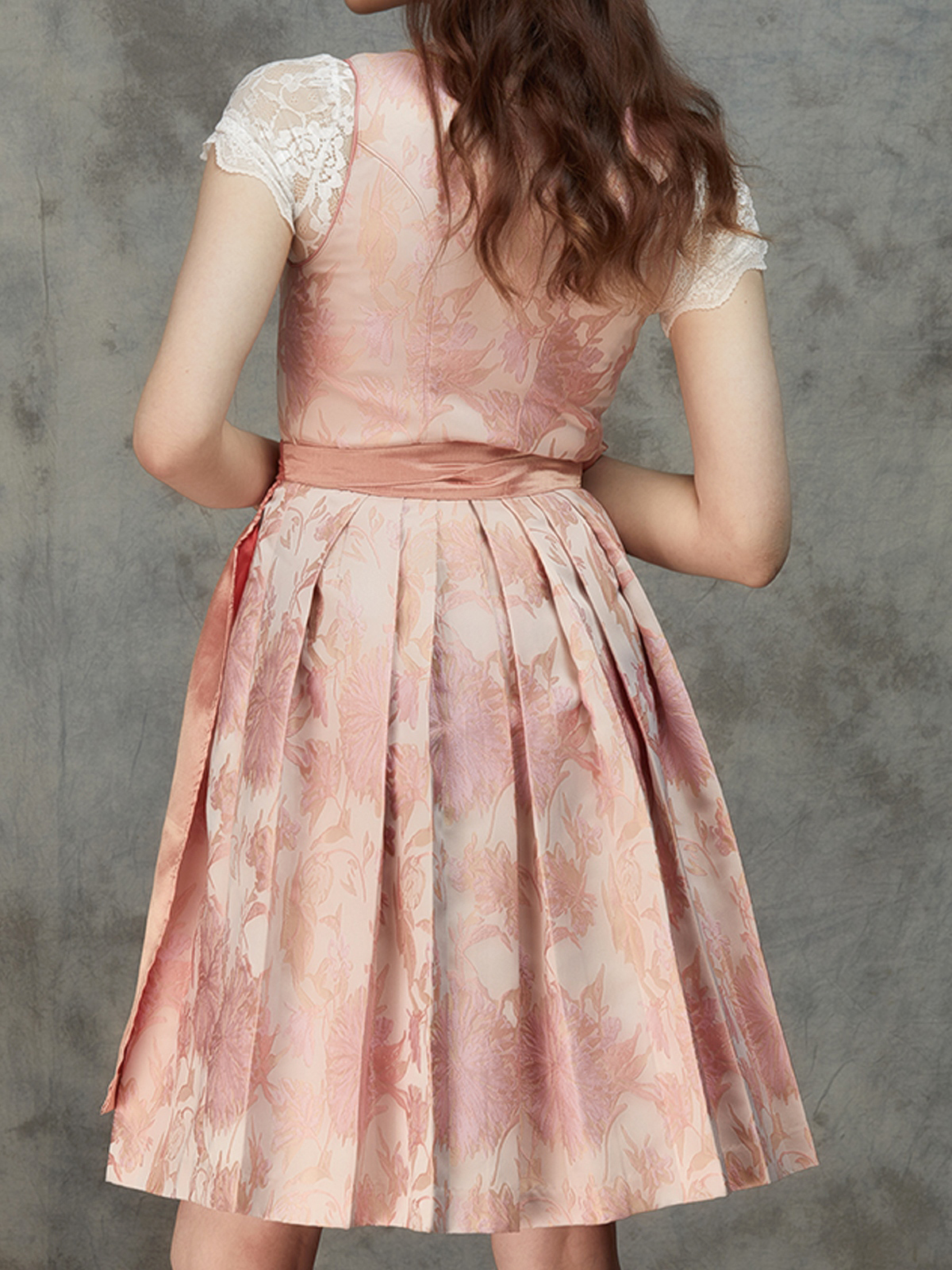 Weiße Kinderbluse mit rosa Dirndl