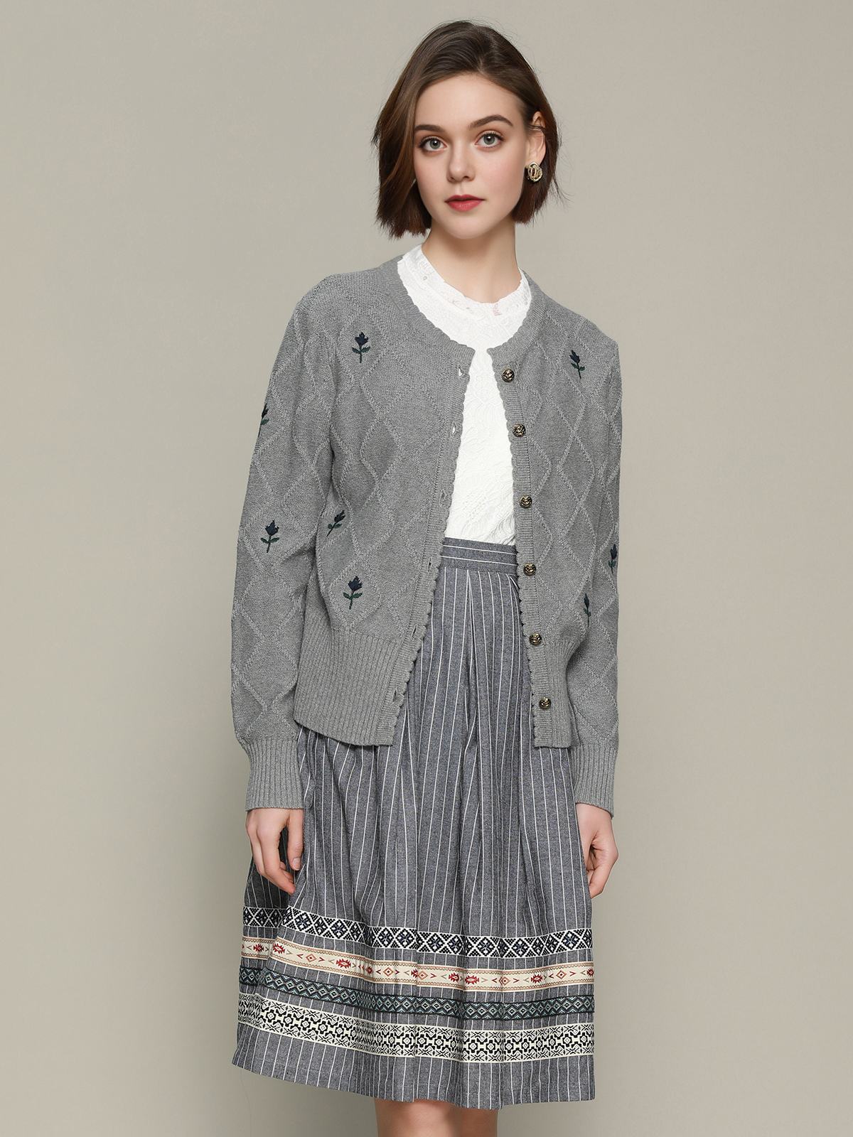 Modernes Dirndl in Grau mit floralen Details