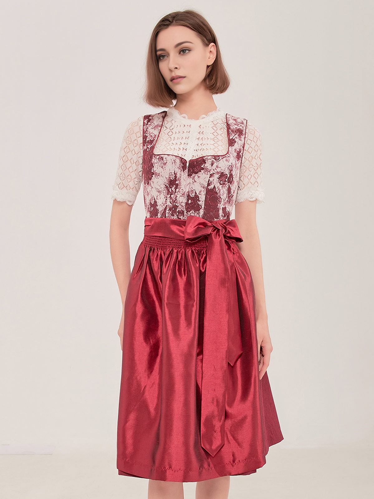 Traditionelles rotes Dirndl mit modernen Akzenten