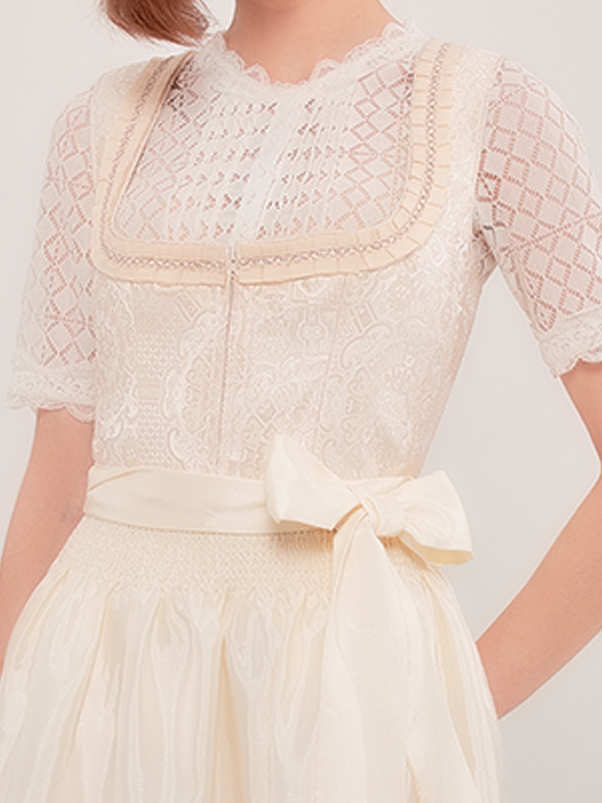 Modernes Dirndl in Weiß