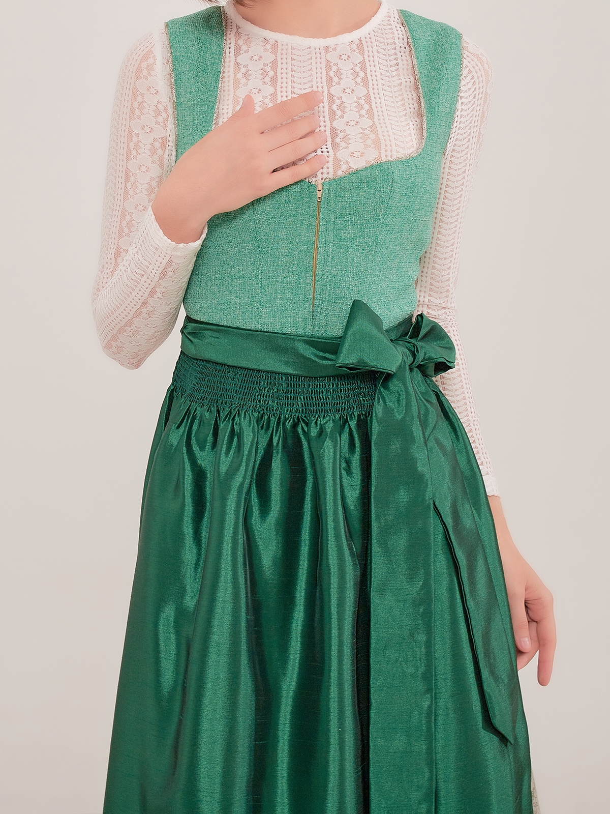 Dirndlbluse hochgeschlossen mit Spitze in Blau