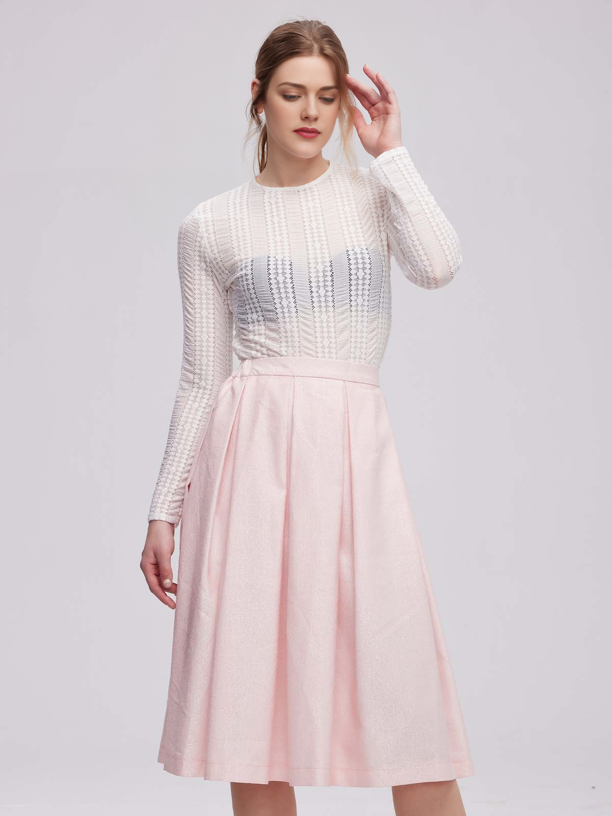 Rotes Dirndl mit traditionellem Schnitt