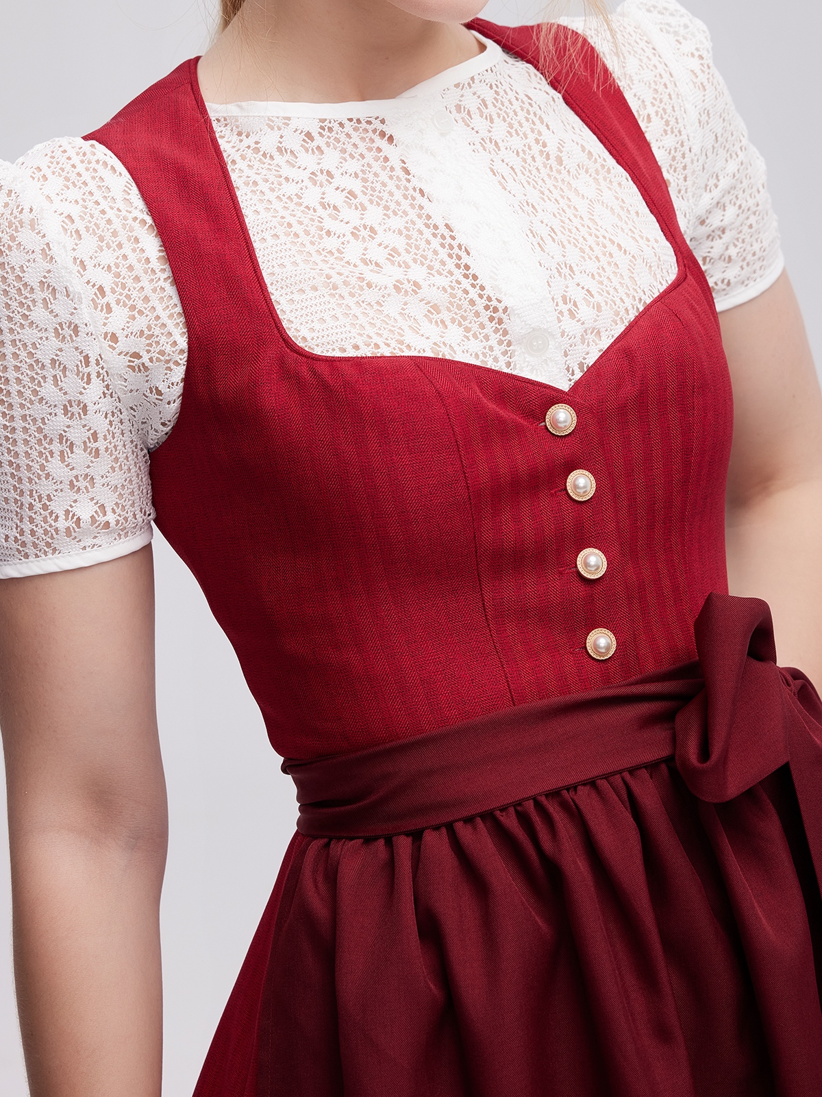 Ehreer Dirndl in Rot – ein Blickfang auf jedem Fest