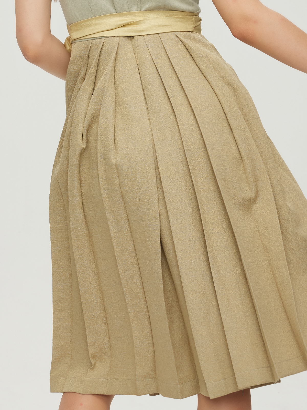 Ein modernes schlichtes Dirndl in elegantem Grün