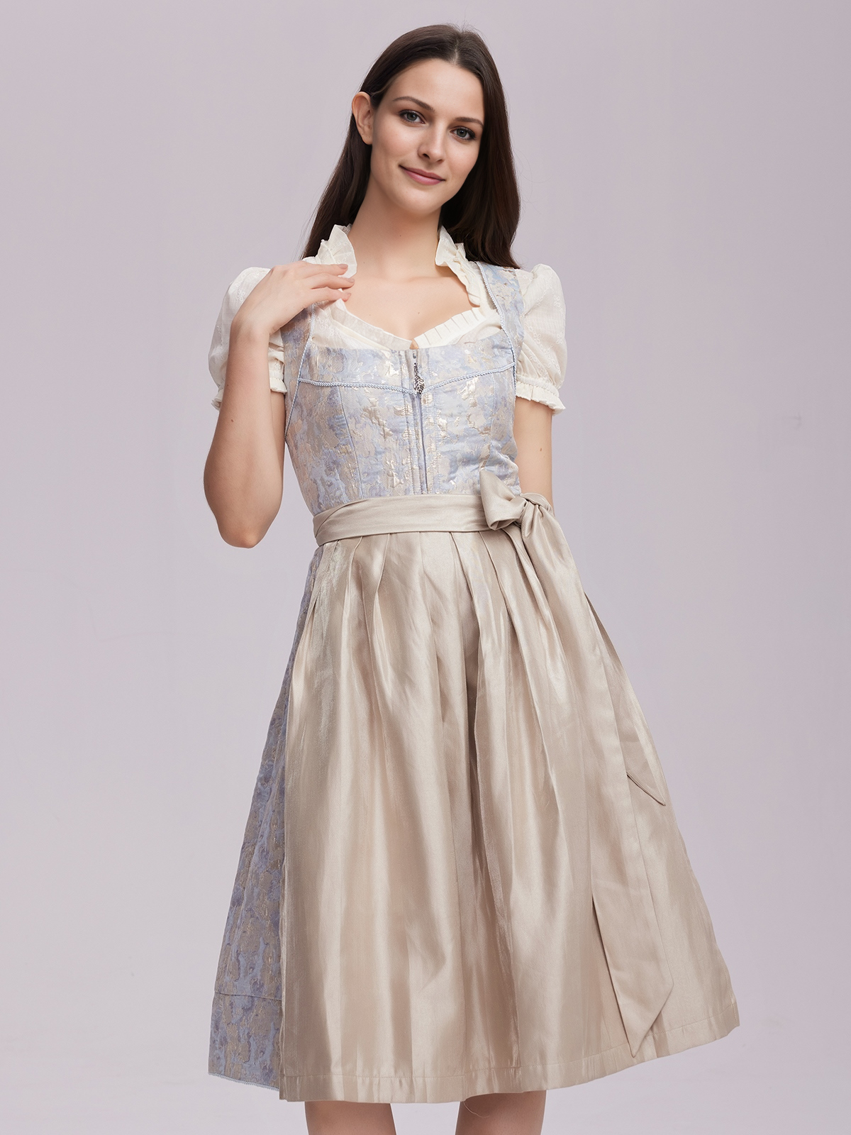 Dirndl in Blau – ein stilvoller Kontrast zu Rosa
