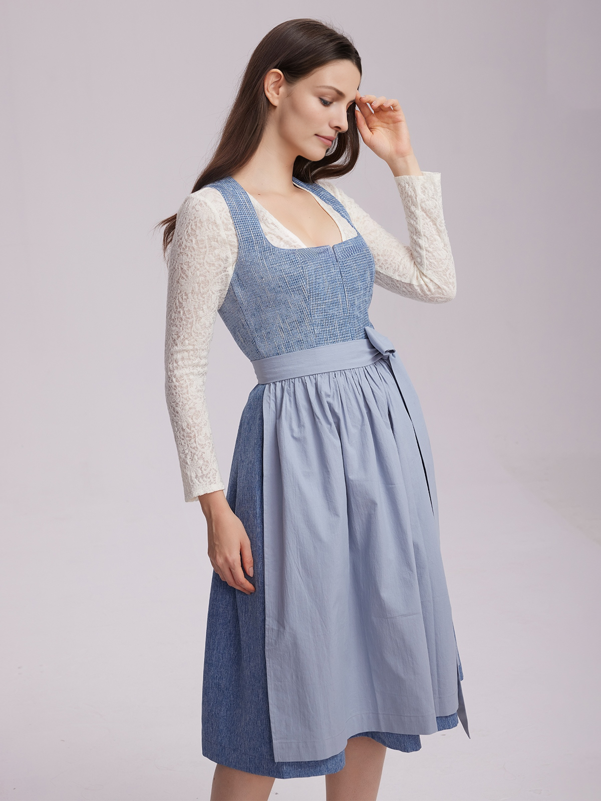 Dirndl in Blau mit traditioneller Schürze