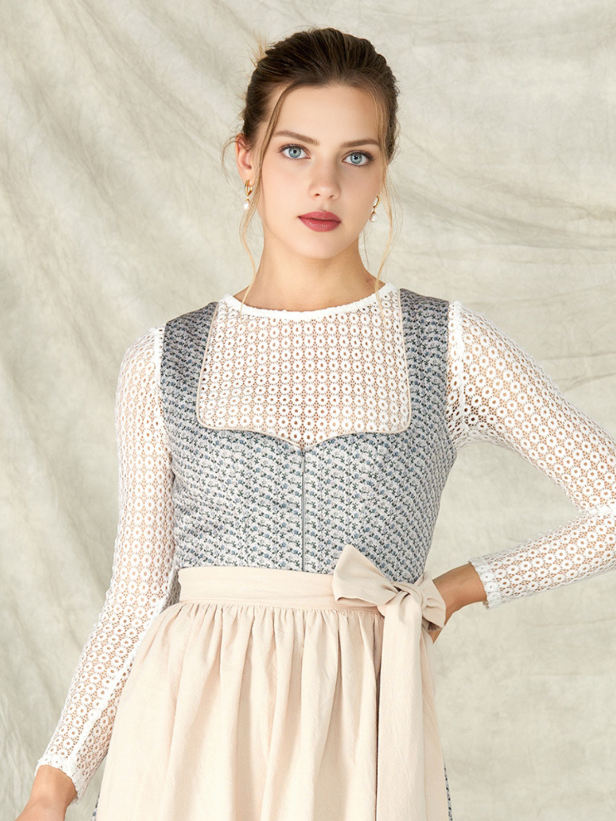 Dirndl in Blau mit passenden Accessoires