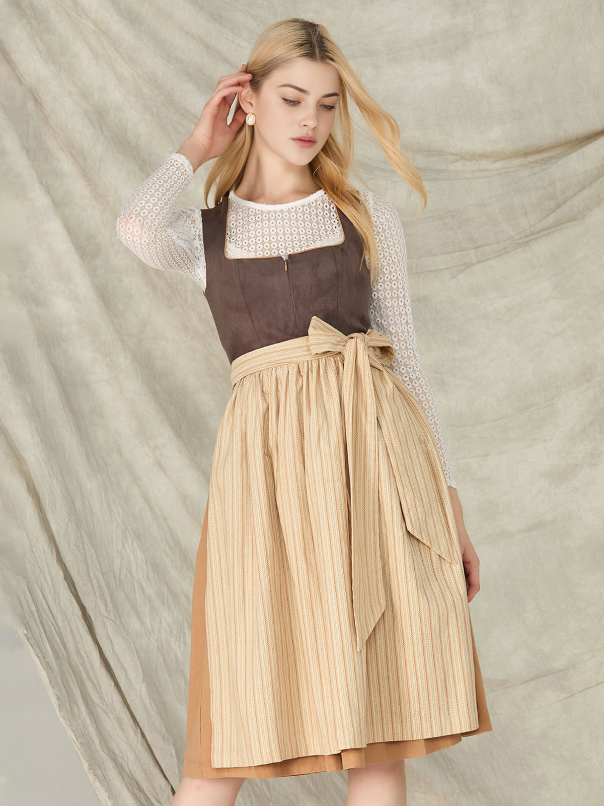 Dirndl in Braun mit traditionellem Schnitt