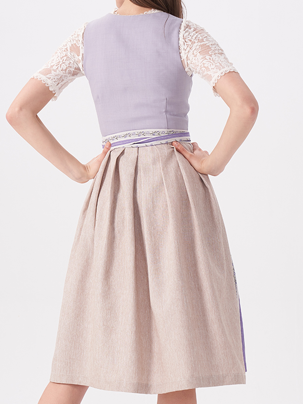 Modernes pinkes Dirndl mit figurbetonter Silhouette