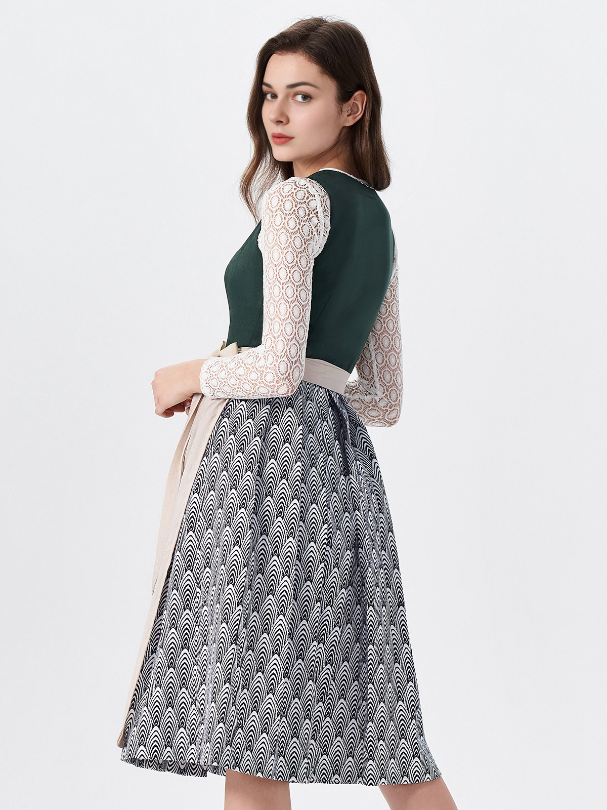 Ein elegantes grünes Dirndl mit floralen Details