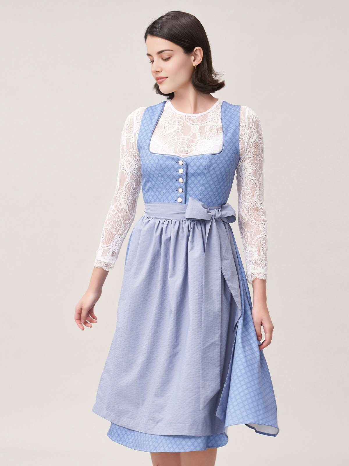 Traditionelle blaue Dirndlbluse mit typischen Details