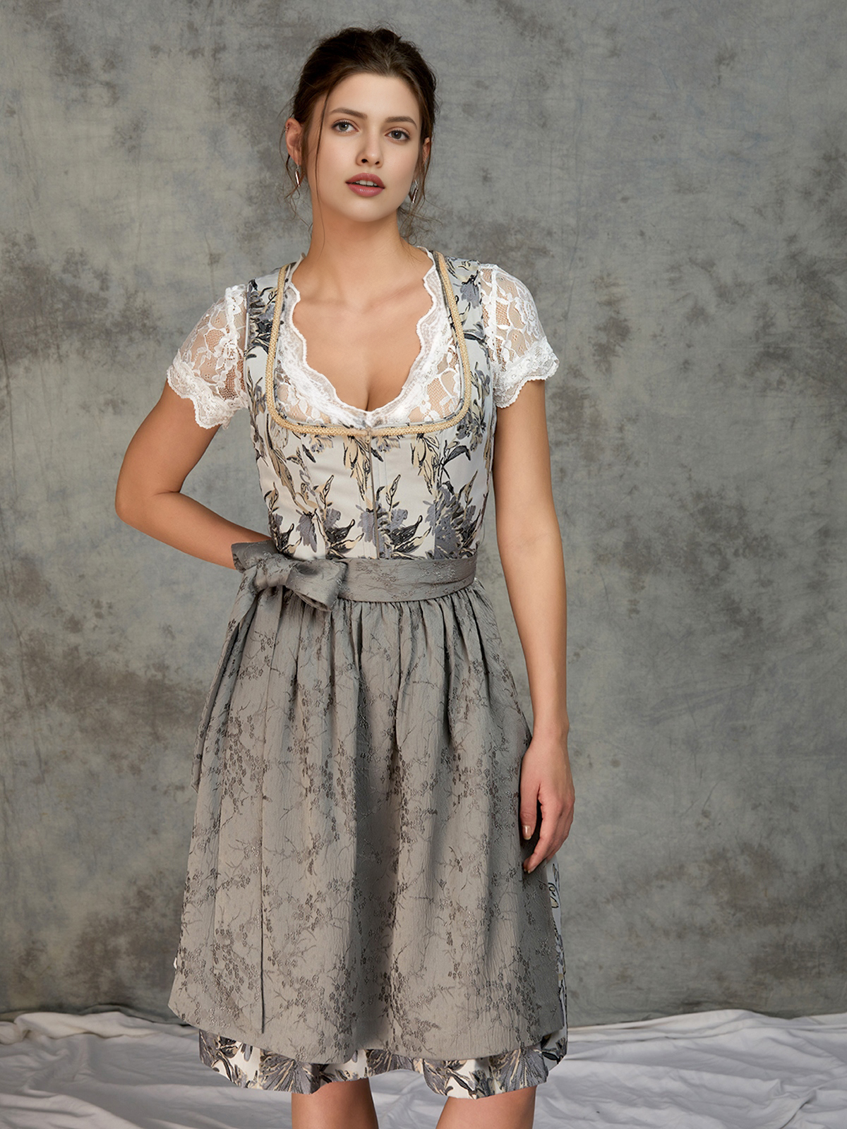 Moderne graue Dirndlbluse mit raffiniertem Schnitt