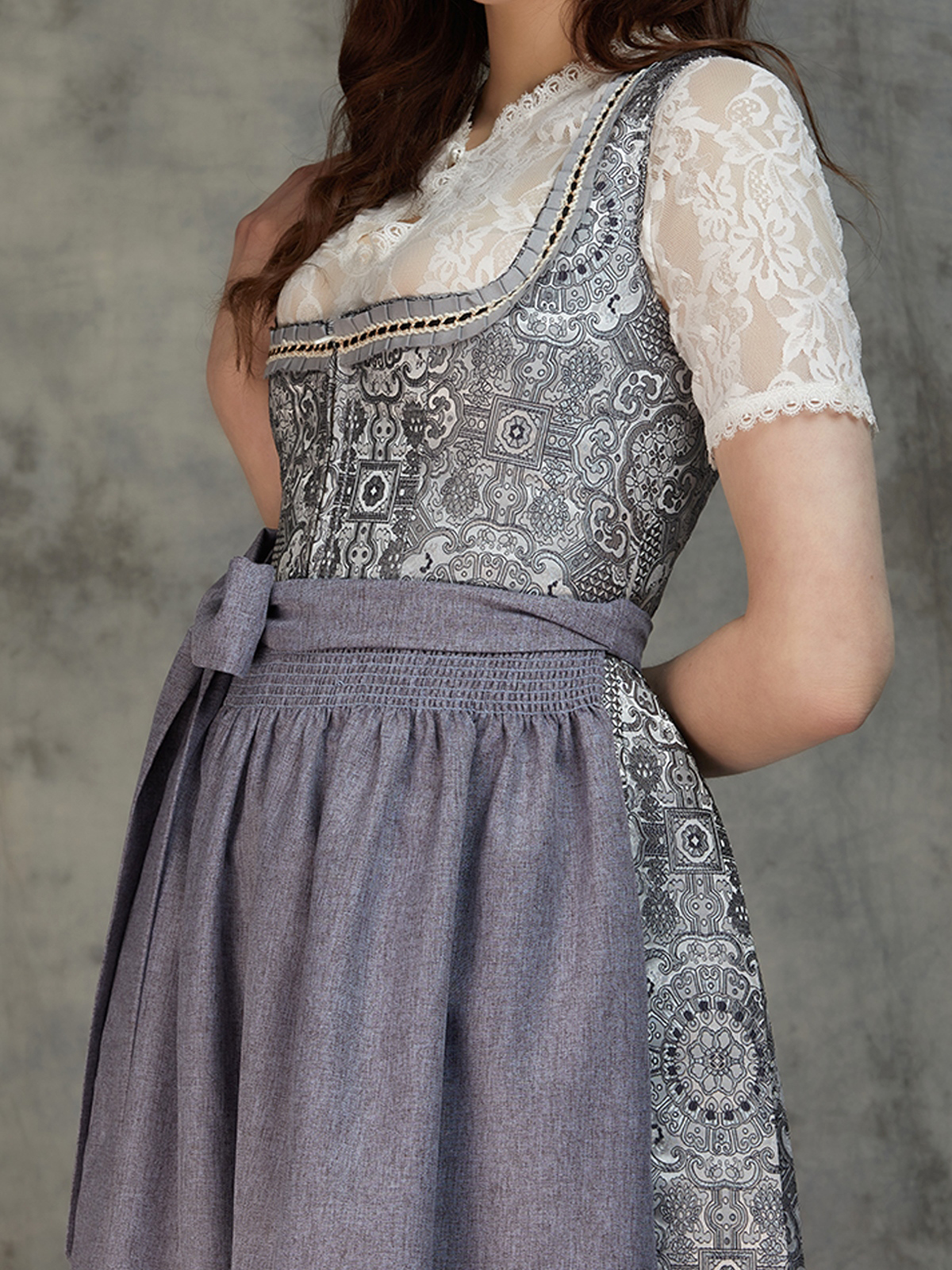 Dirndl samt schwarz – elegant und vielseitig