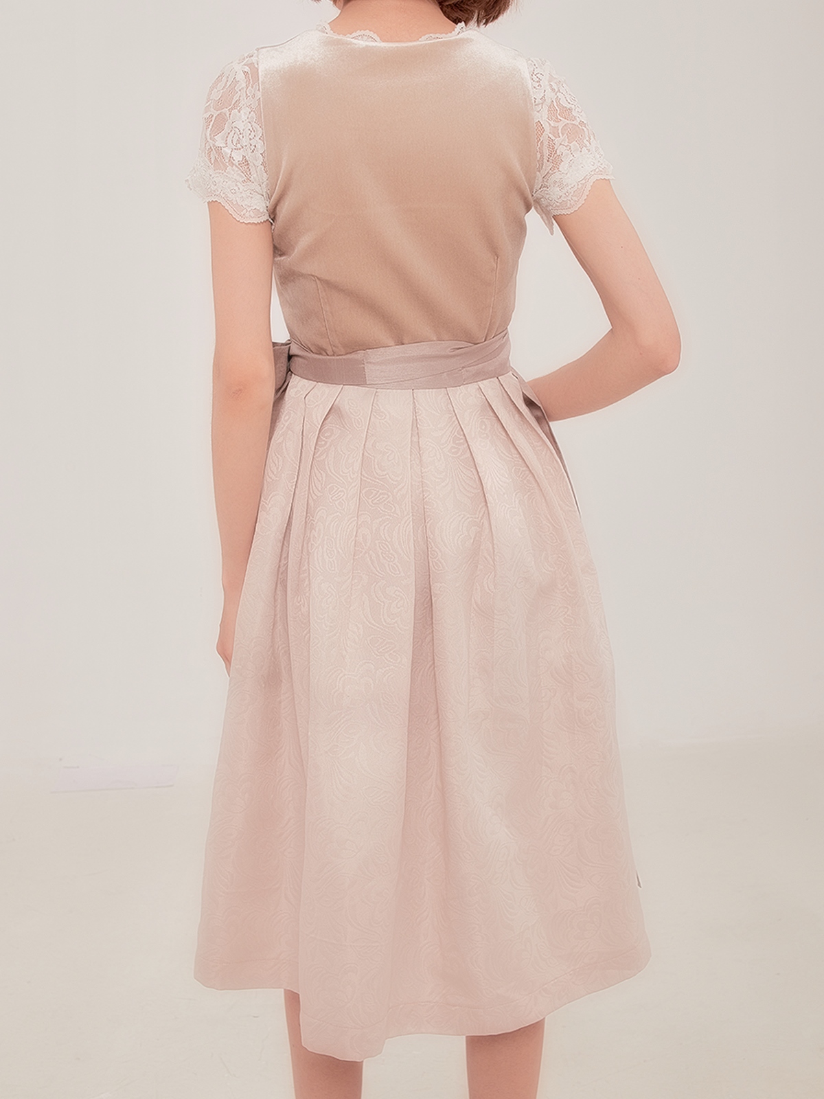 Modernes Dirndl in Braun mit floralen Akzenten