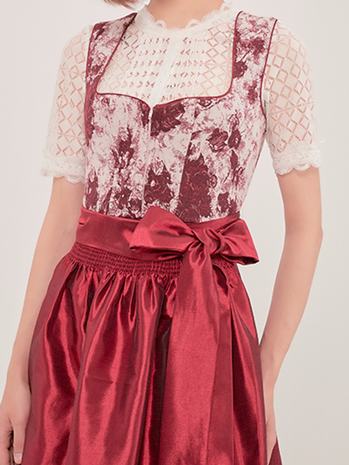 Rotes Dirndl – stilvoll und auffällig