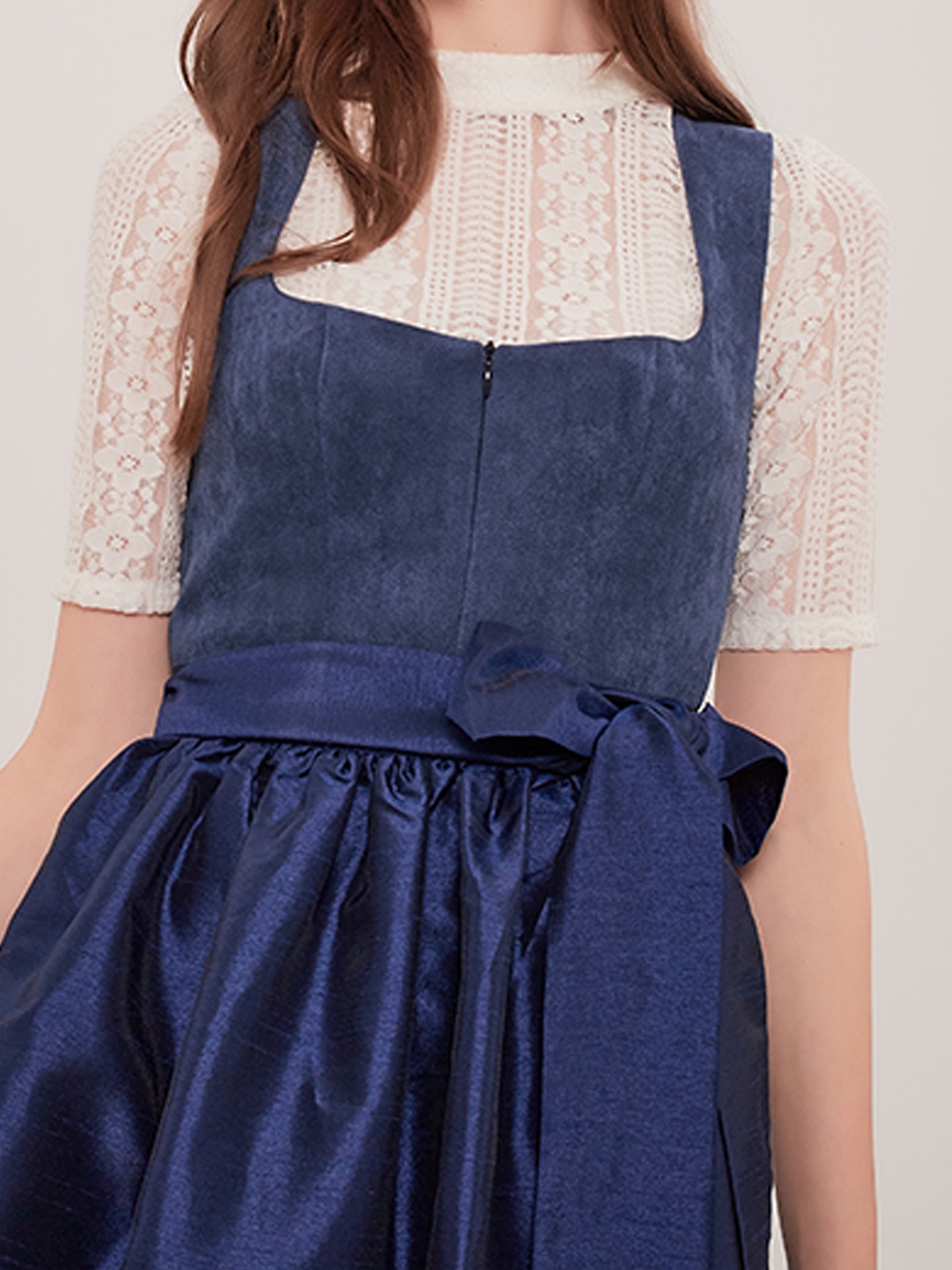 Blaues Dirndl mit modernem Schnitt
