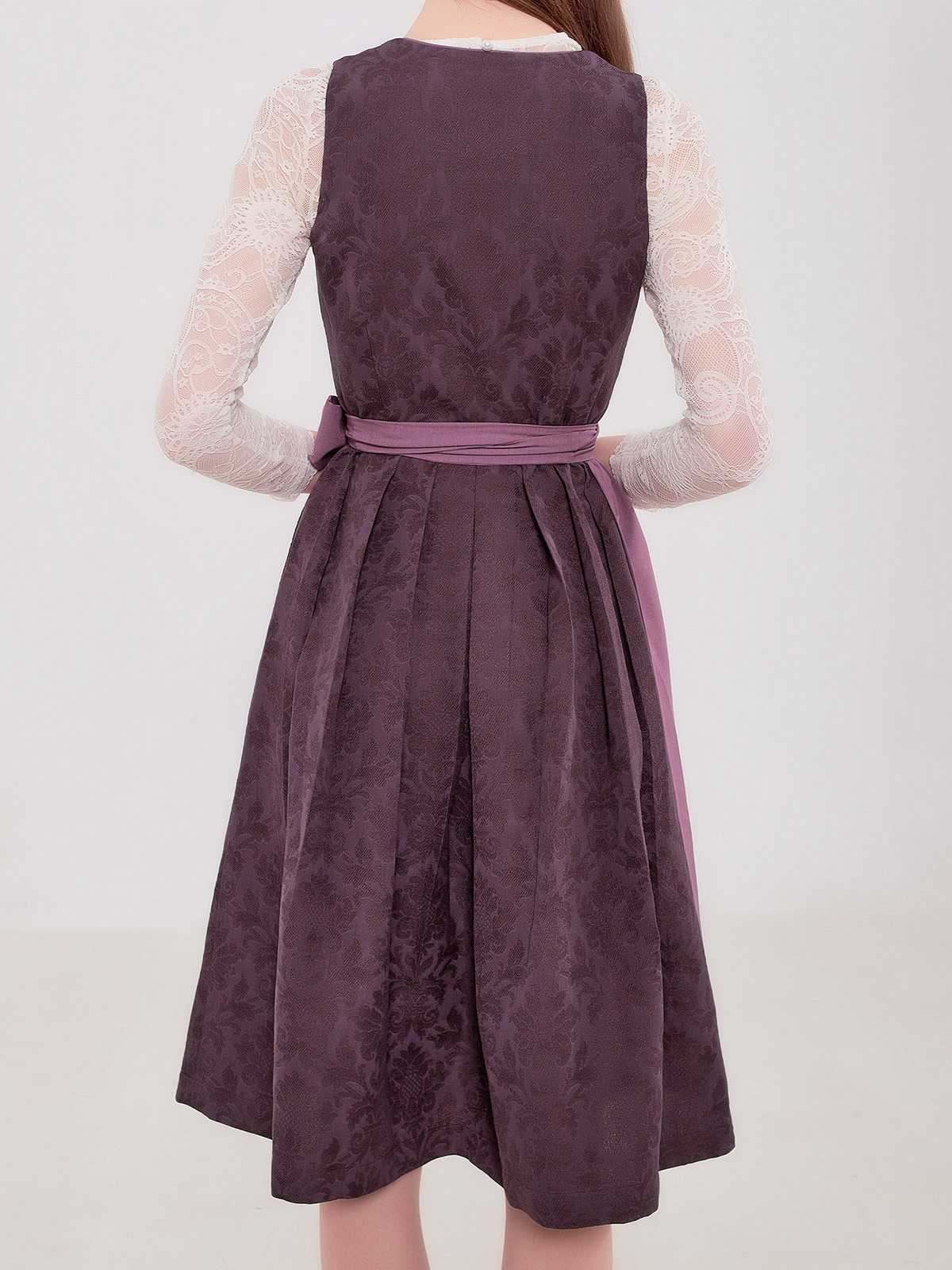 Dirndl in Lila – Eleganz und Tradition vereint