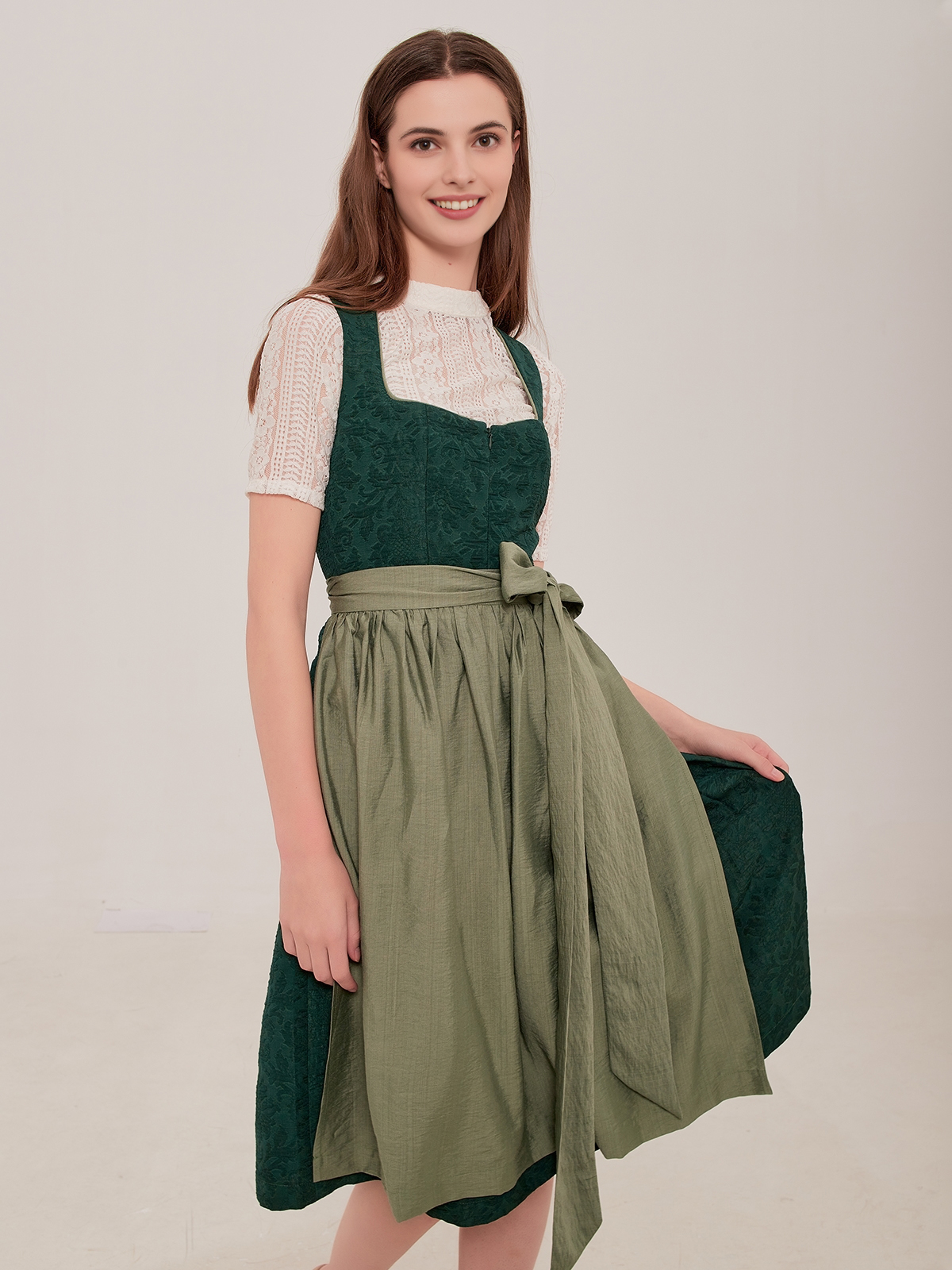 Dirndl in Grün mit Spitzenbesatz