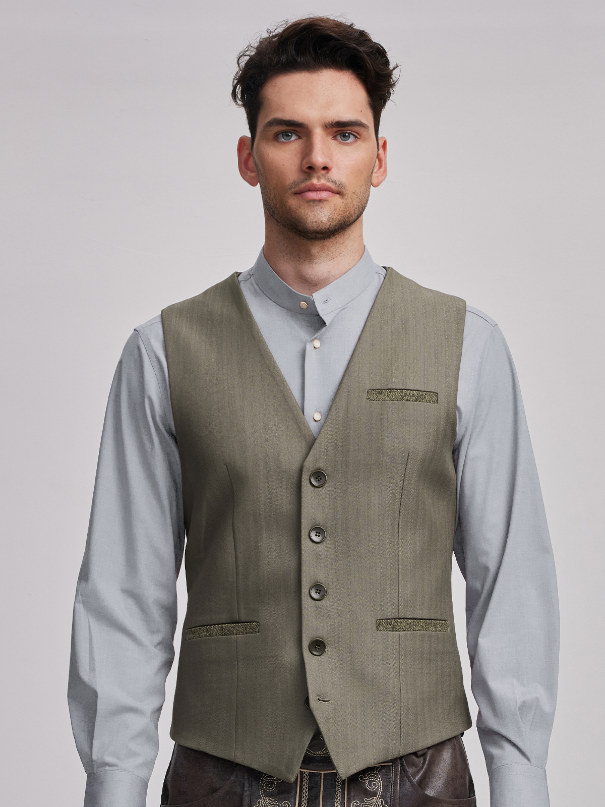 Modernes Dirndl mit eleganter Weste