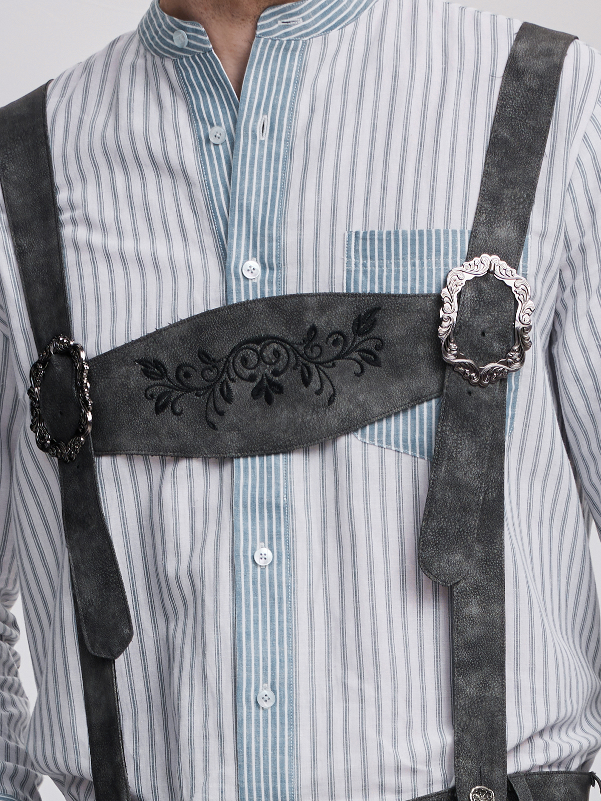 Dirndl in Grau mit traditionellem Schnitt