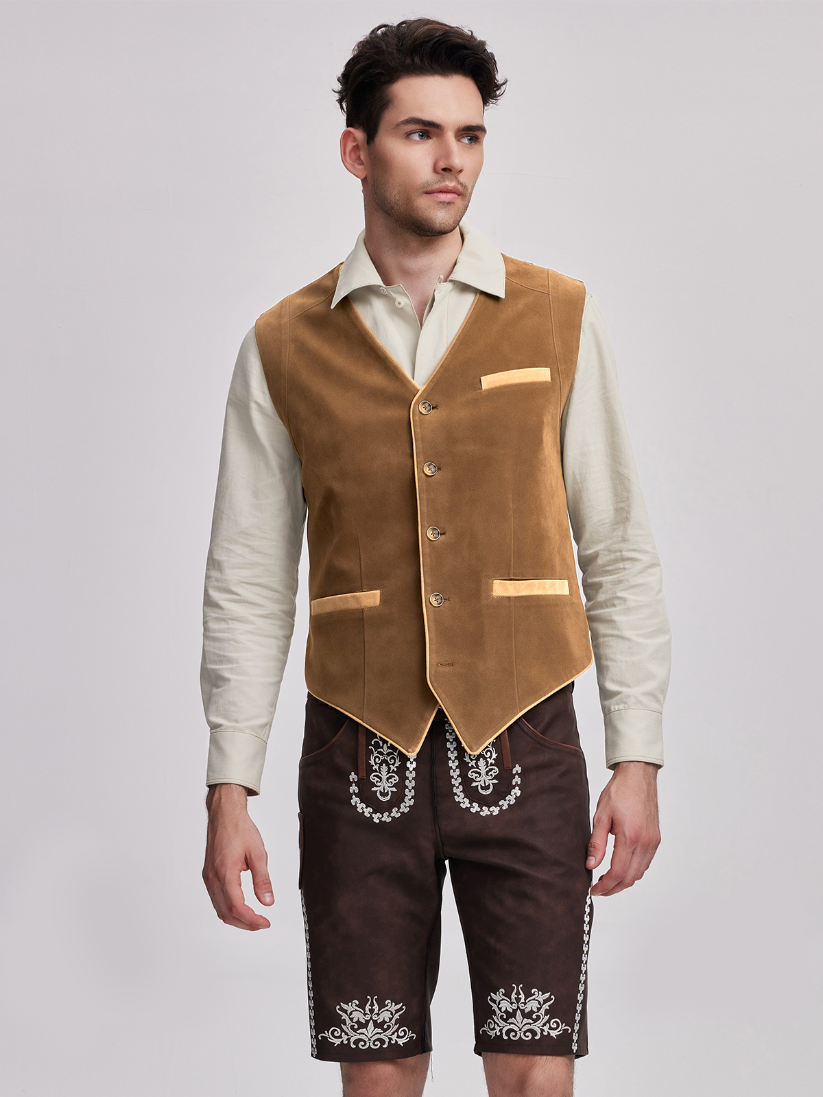Dirndl mit gelber Weste – ein frischer Kontrast