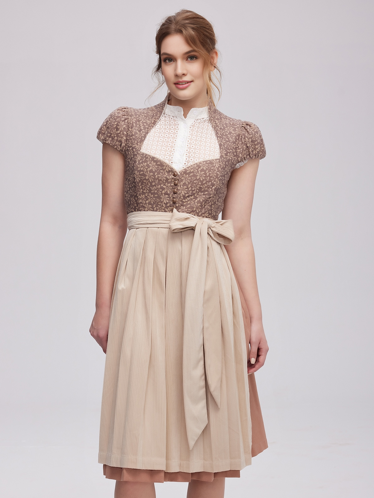 Modernes Dirndl in Braun