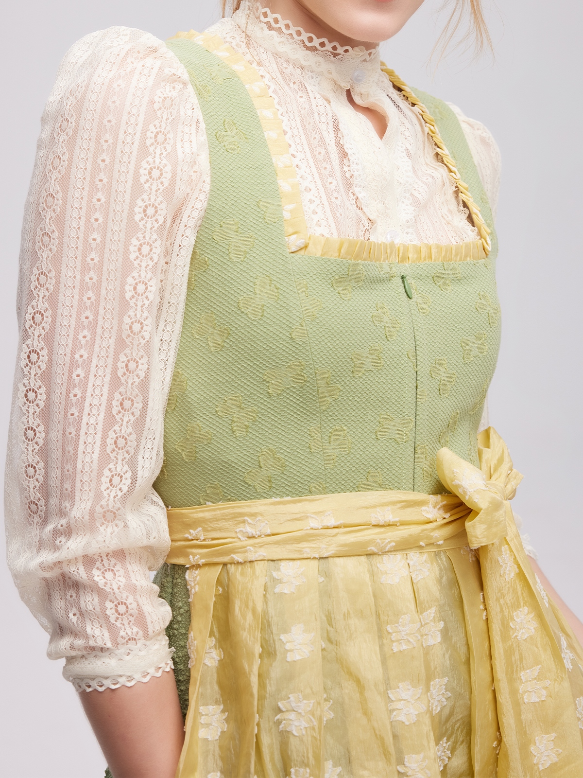 Dirndl in Grün mit brauner Bluse