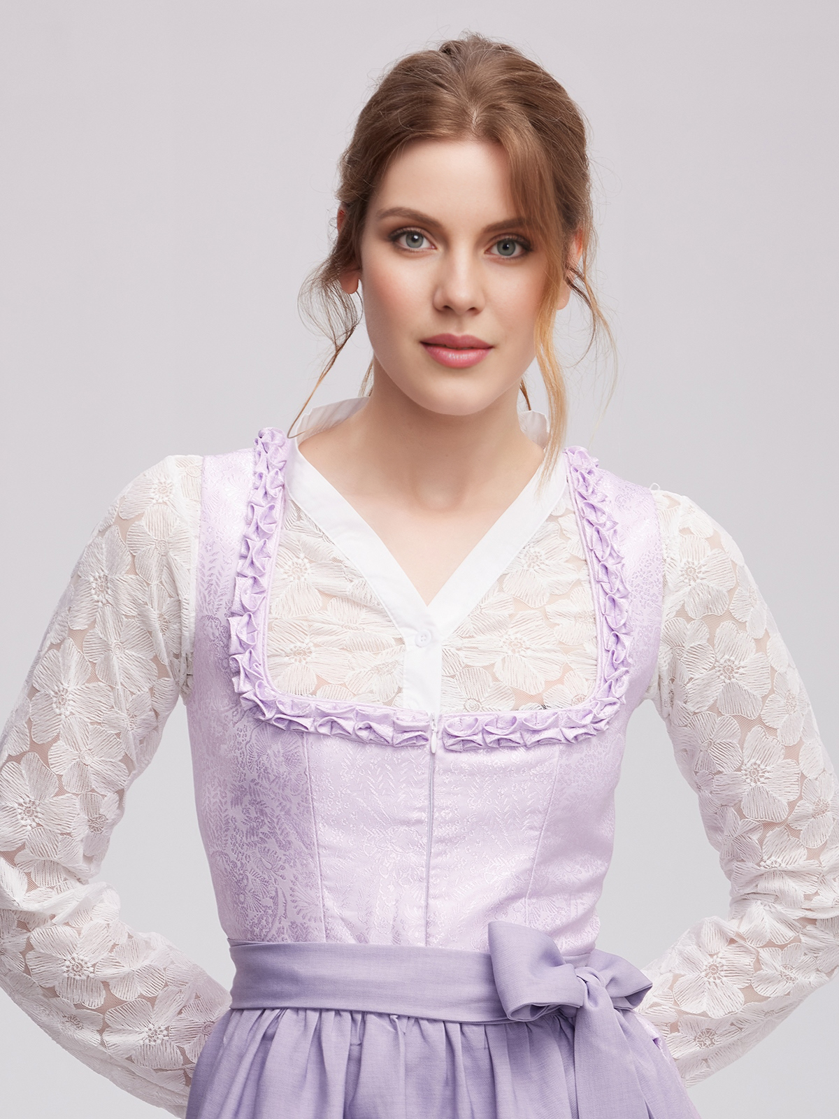 Dirndl Waldgrün in lila Akzenten
