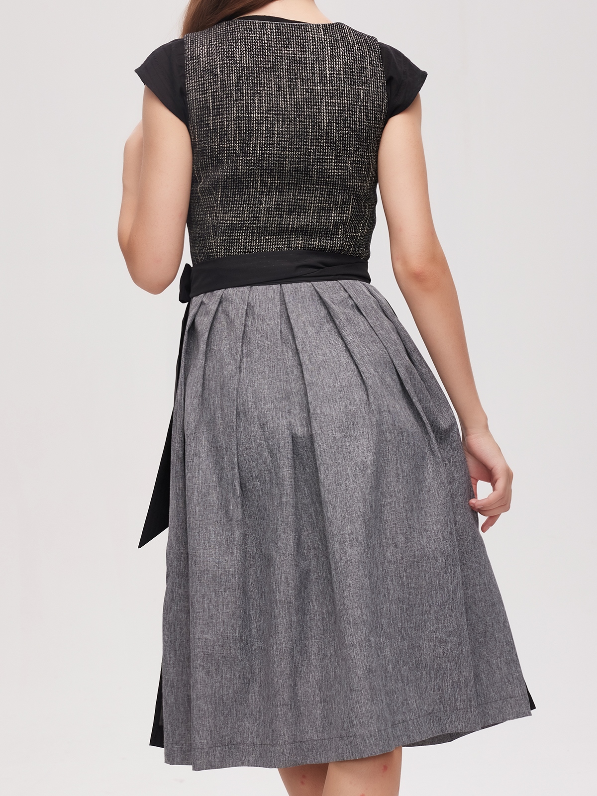Dirndl Grau Samt – Eleganz in Perfektion