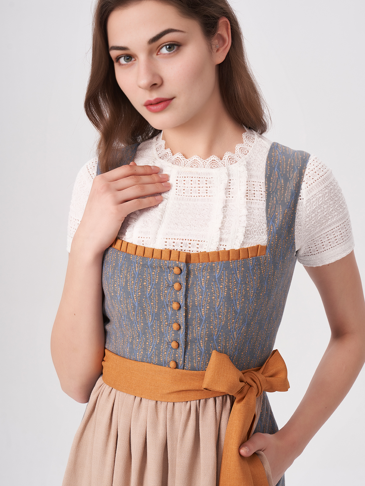 Elegantes blaues Dirndl mit passender Jacke