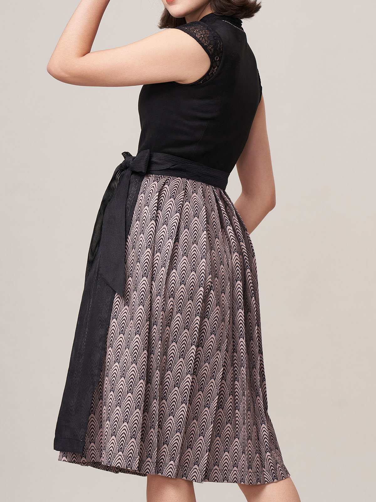 Stylische kurze Bluse mit Dirndl
