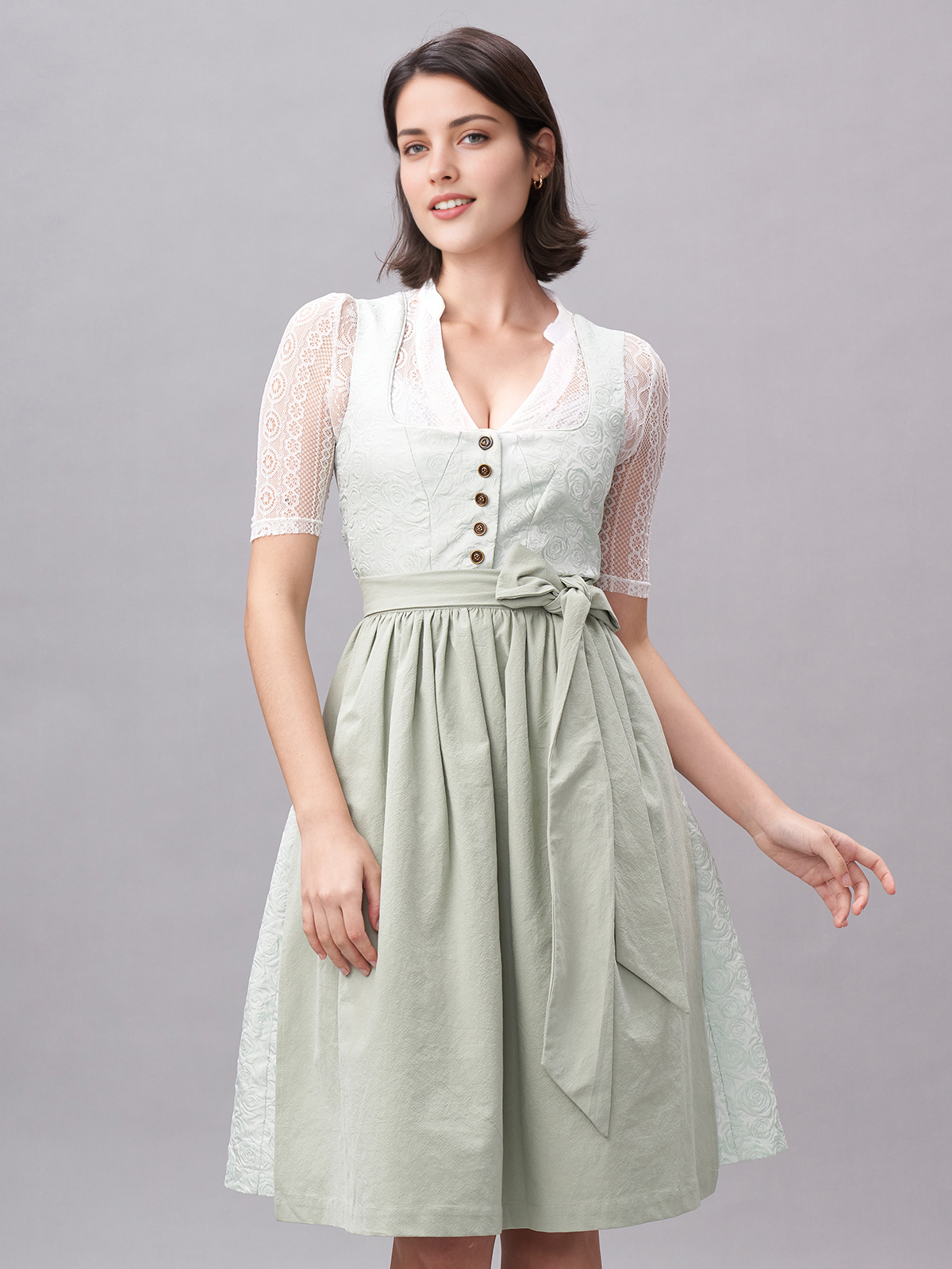 Beige Dirndlbluse mit grünem Dirndl