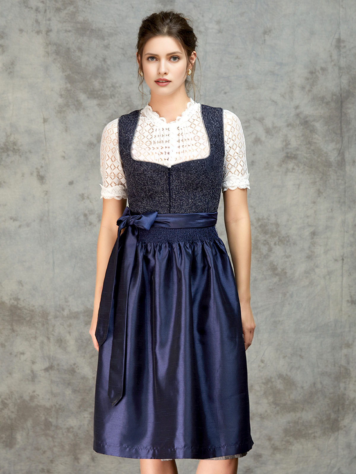 Ein wunderschönes gelbes Dirndl mit floralen Details