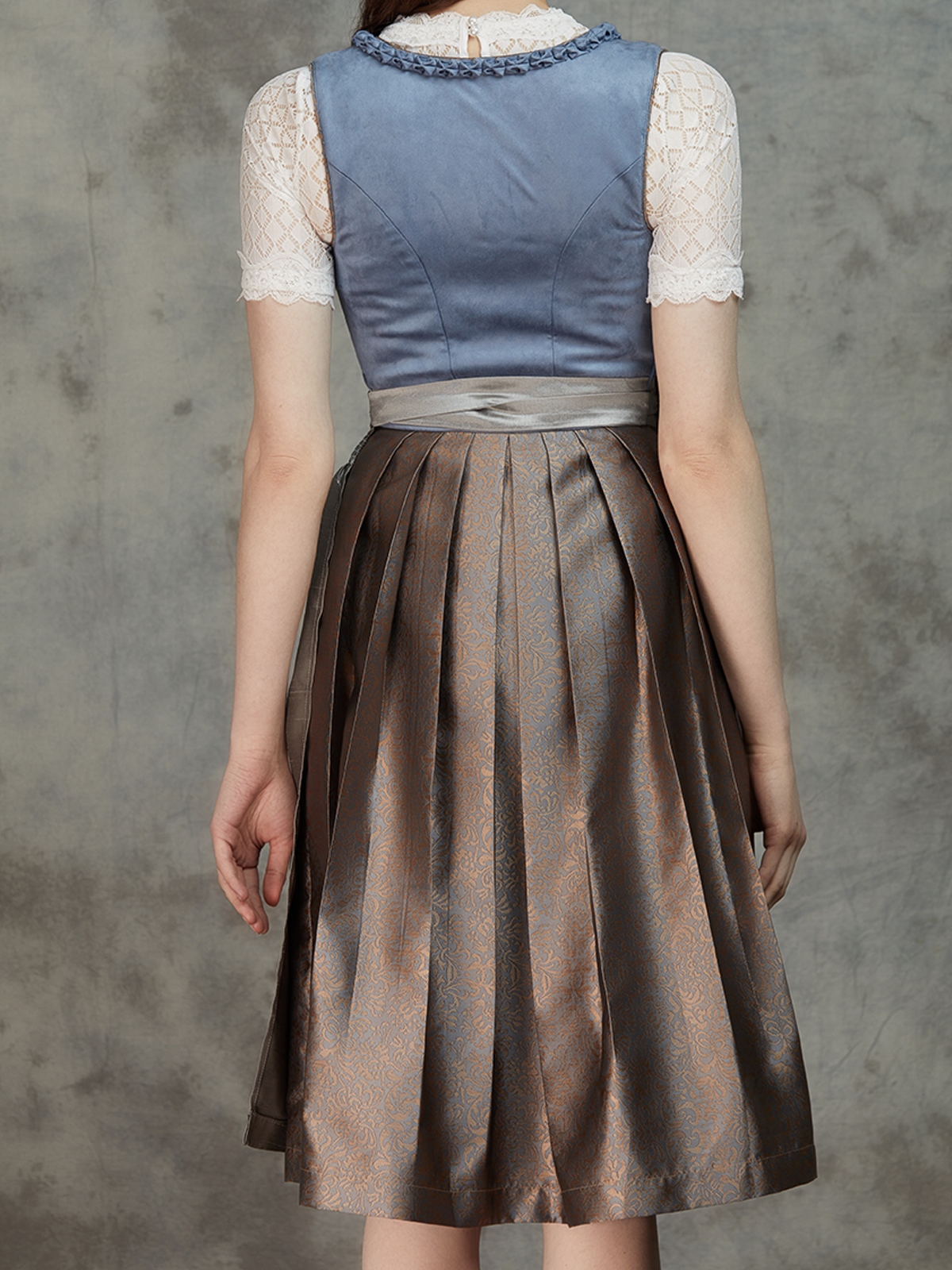 Grünes Dirndl mit traditionellem Schnitt