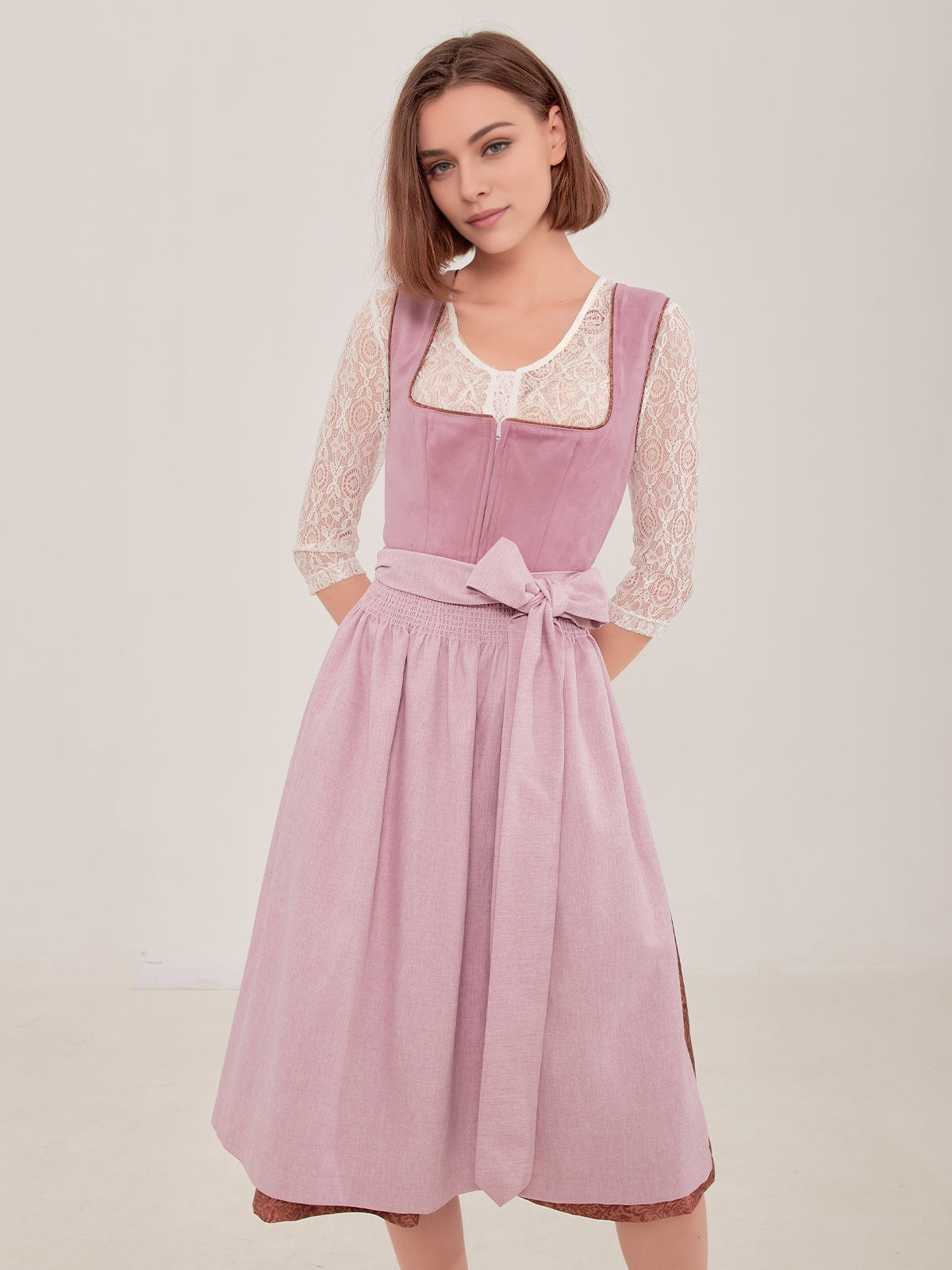 Dirndl in Lila – feminin und modern