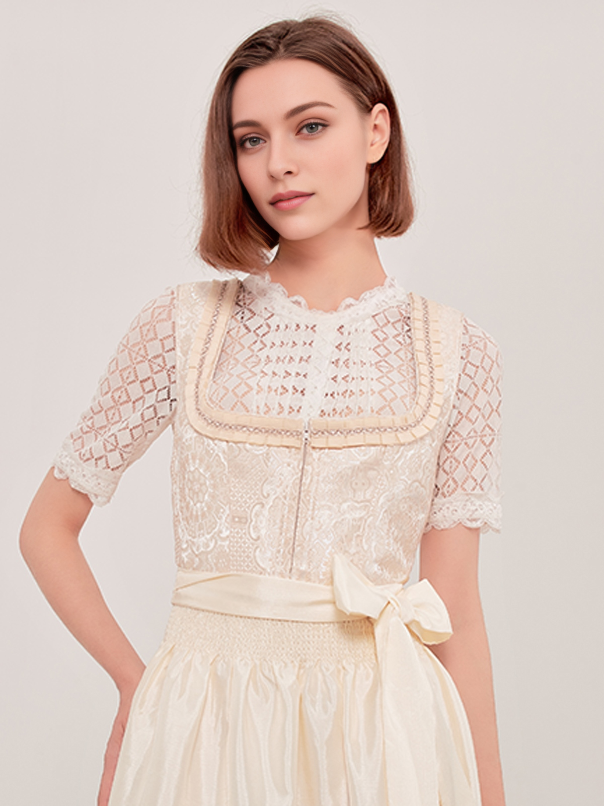 Ein traumhaftes rotes Dirndl mit weißer Bluse