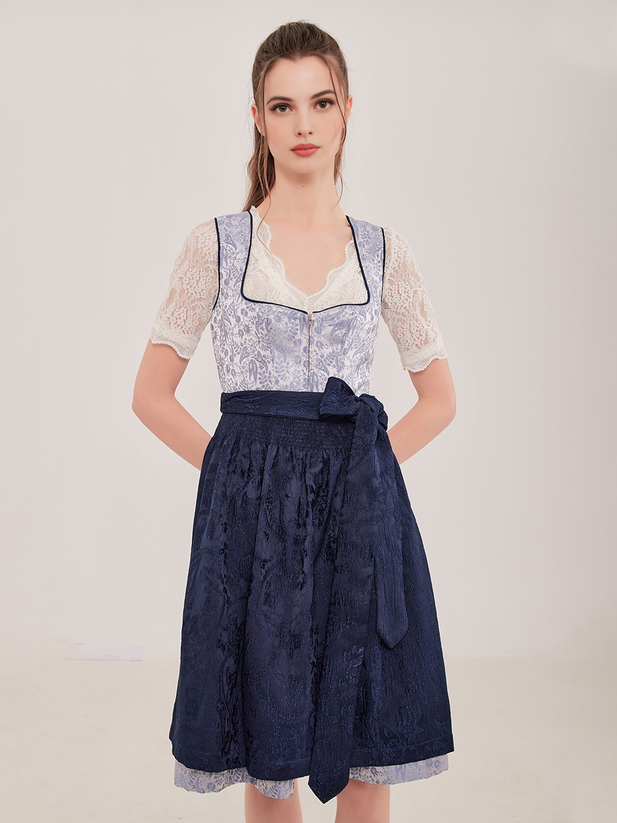 Dirndl Brombeerfarben – Eleganz in Dunkelviolett