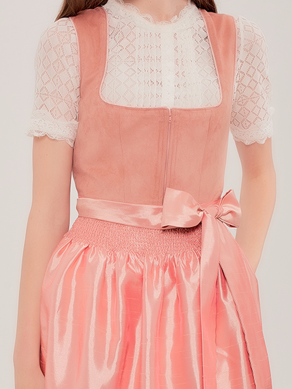 Dirndl in Rosa mit traditionellem Schnitt