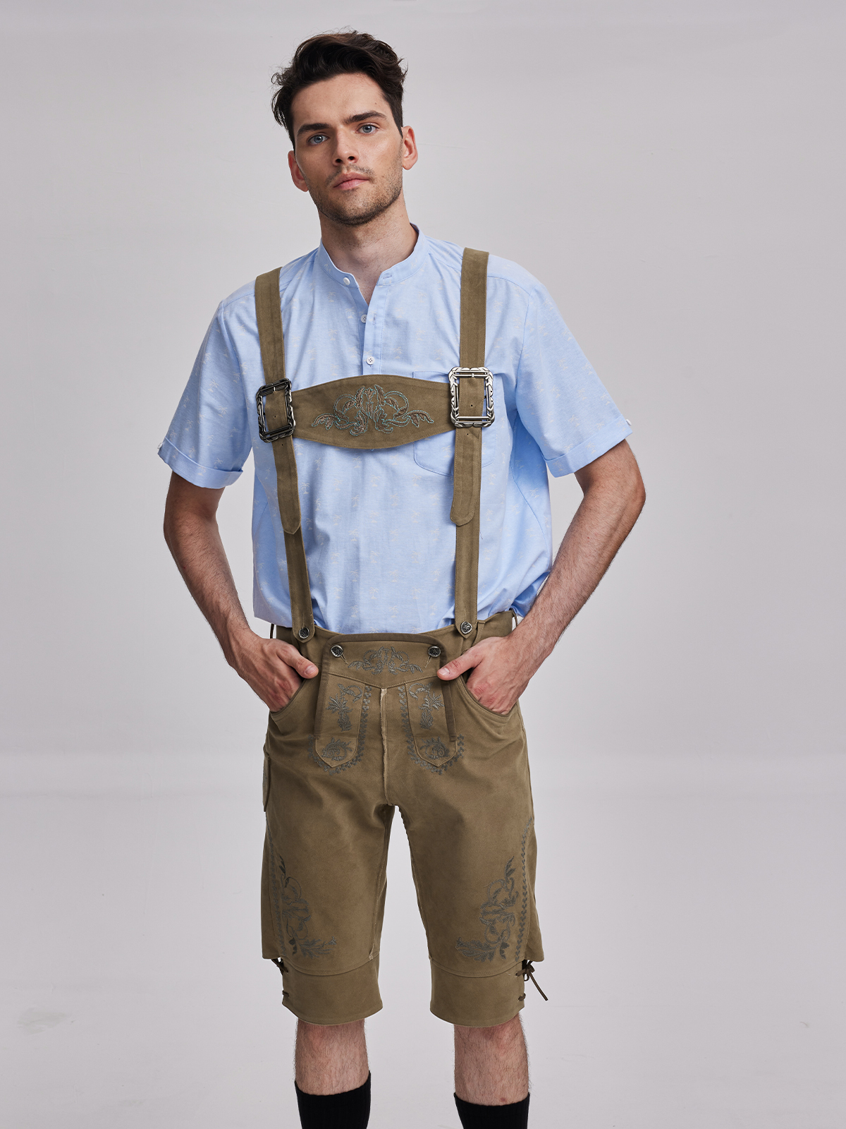 Dirndl Braun mit stilvollen Accessoires