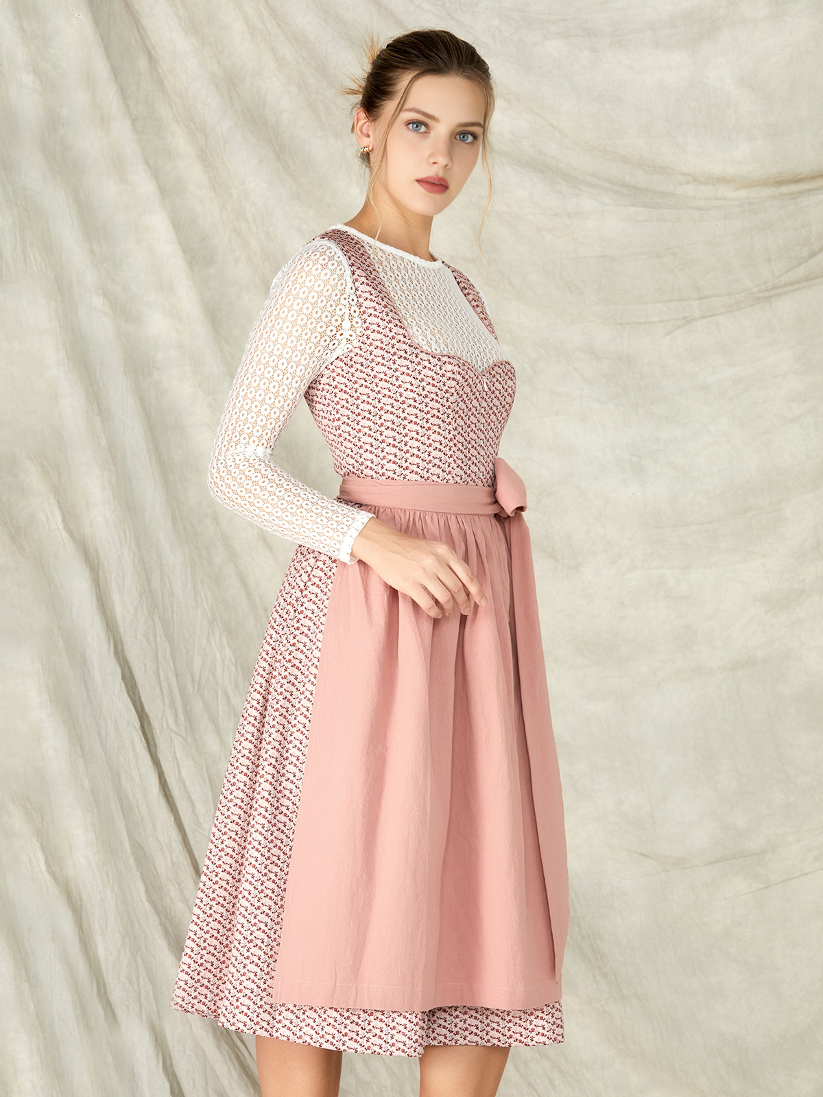 Dirndl in dunkelblau samt – ein zeitloser Klassiker