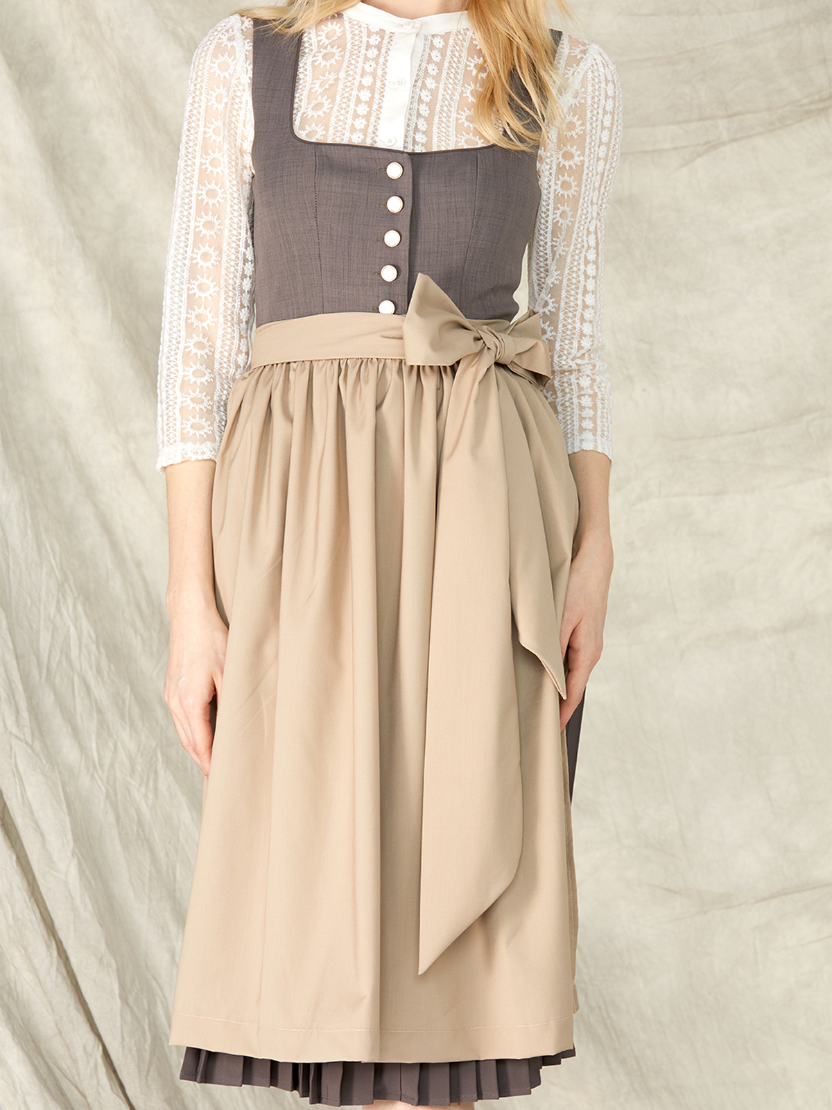 Dirndl Weiß Blau in Grau