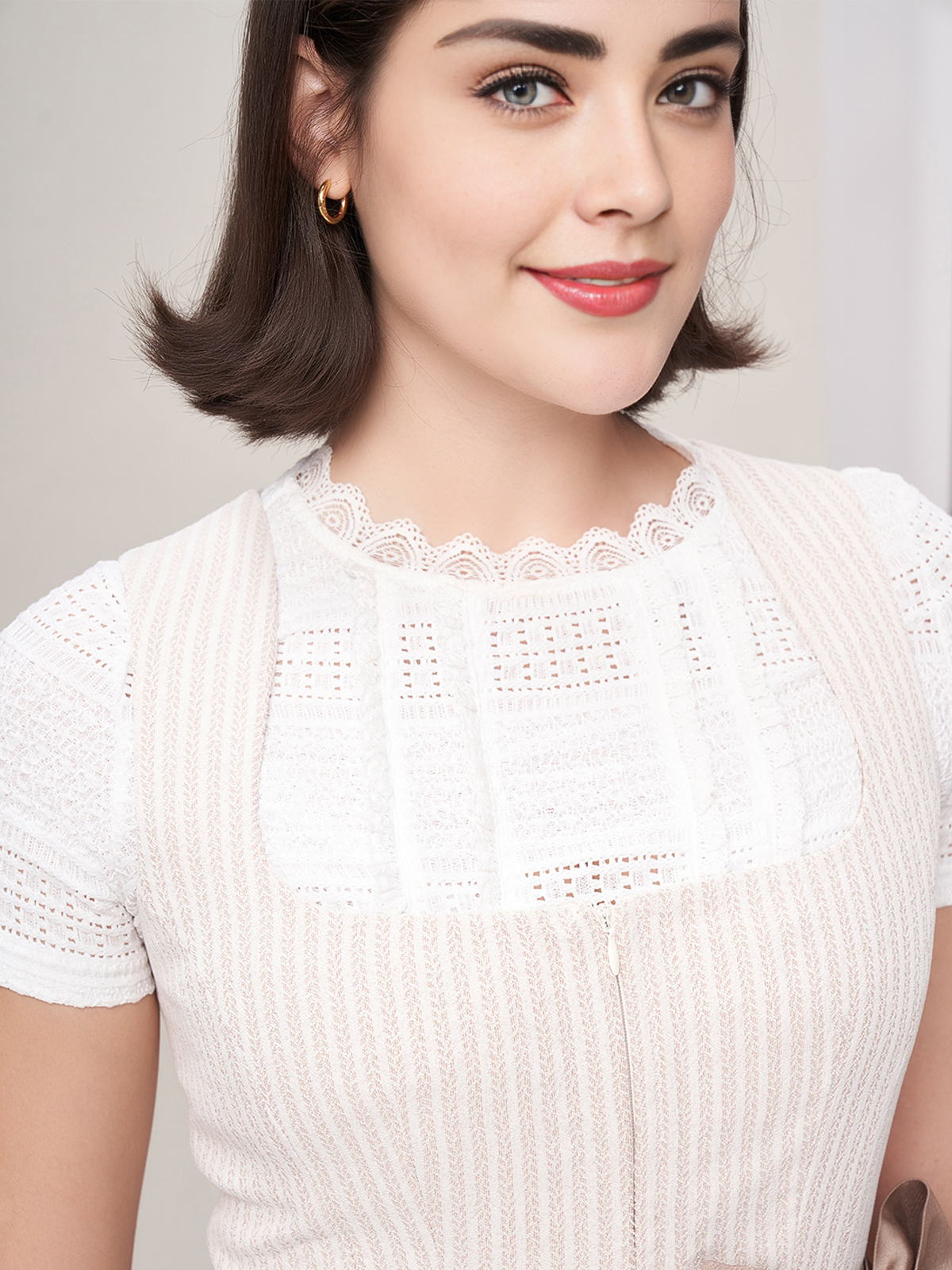 Ein elegantes beiges Dirndl mit Spitzenbluse
